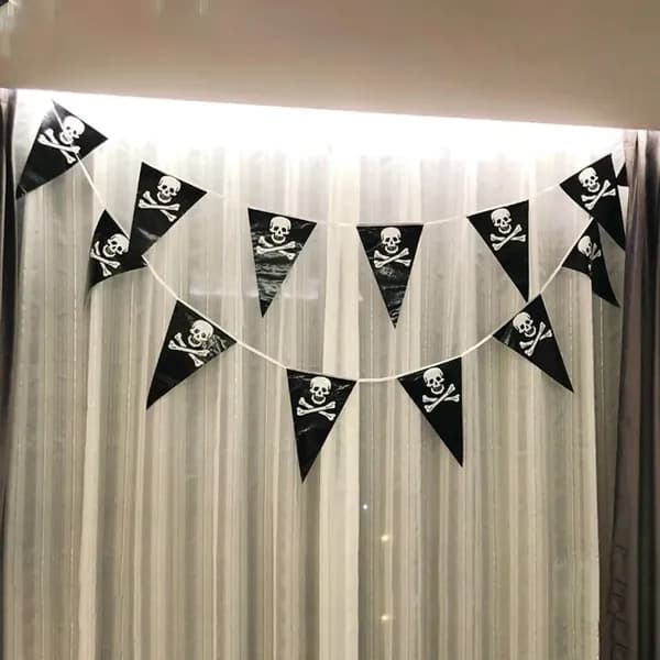 Флаг-гирлянда с пиратским черепом на Хэллоуин