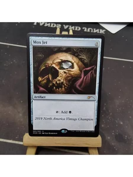 Высококачественная игровая карта Magic The Gathering, подходящая для семейных и дружеских посиделок, поставляется в прозрачном наборе.