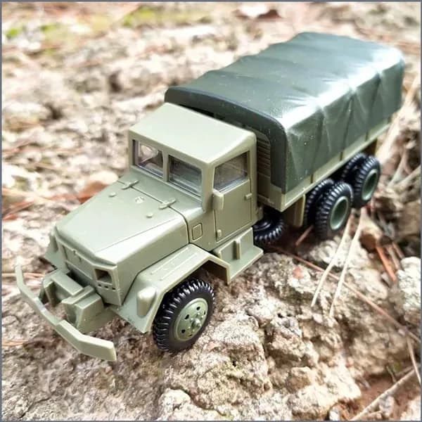 Сборная модель военного грузовика М35 в масштабе 1:72