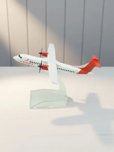 Модель самолета металлическая ATR72-600 Avianca 16cm 1:400 зеленый цвет