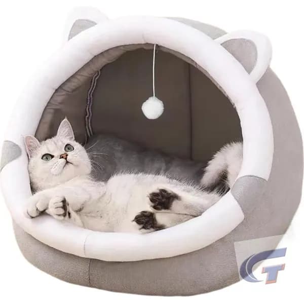 Мягкая лежанка для кошек с игрушками для кошек.