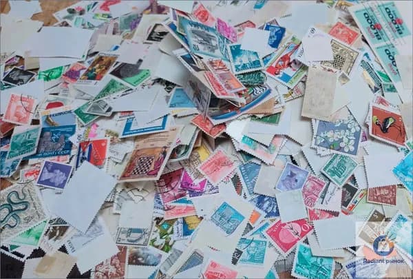 Коллекция почтовых марок мира. 50 случайных марок, 1 блок (в подарок)