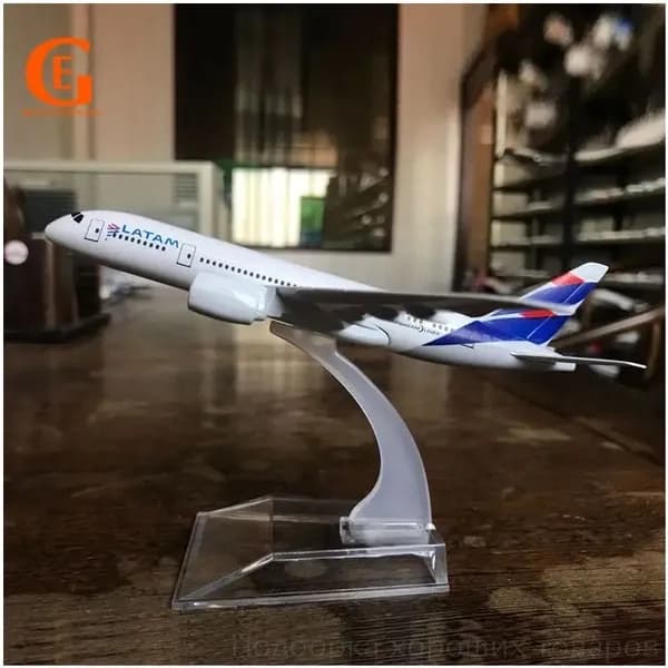 Коллекционная литая модель самолета Boeing 787 от LATAM, качественный презент для фанатов авиации