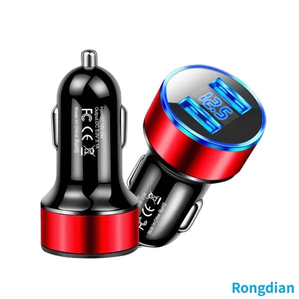 Автомобильное зарядное устройство с 2 USB-портами и цифровым дисплеем, красный