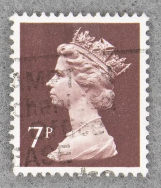 Почтовая марка "Queen Elizabeth II". Стандартный выпуск. Номинал 7 P. Great Britain. 1975 год. (Michel GB 667)
