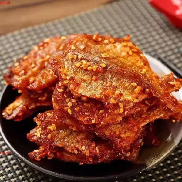 Пряная сушеная рыба, острая рыба, рыбные чипсы с кунжутом, готовая закуска, 2026
