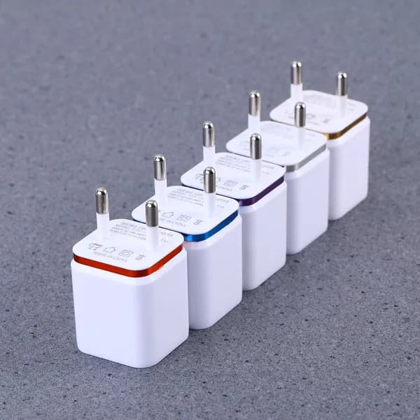 Белое зарядное устройство dual usb 2.1а с быстрым зарядом для смартфонов с евро вилкой
