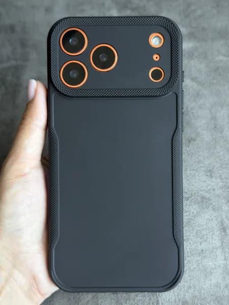 Чехол на iPhone 17 Pro Max черный с нескользящими боками