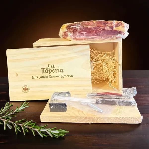 Подарочный набор Хамон серрано резерва La Taperia в деревянном боксе 950 гр с ножом и хамонерой