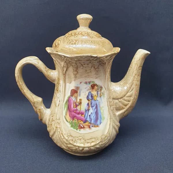 Чайник винтажный, СССР. Керамический, с крышкой, с декоративным рисунком в романтическом стиле