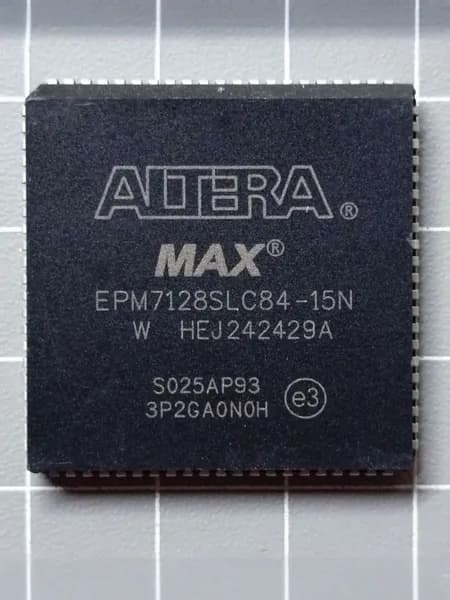 Микросхема EPM7128SLC8415N CPLD Altera MAX 7000S 128 макроячеек, PLCC84
