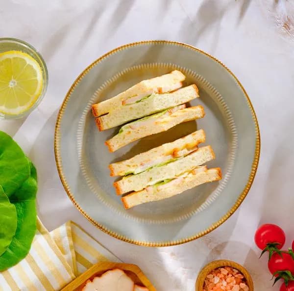 Клаб сэндвич с курицей и салатом 130г