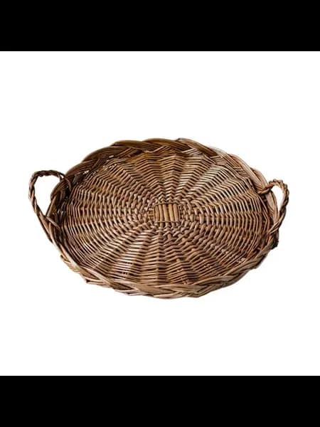 Коричневая плетеная корзина из ротанга