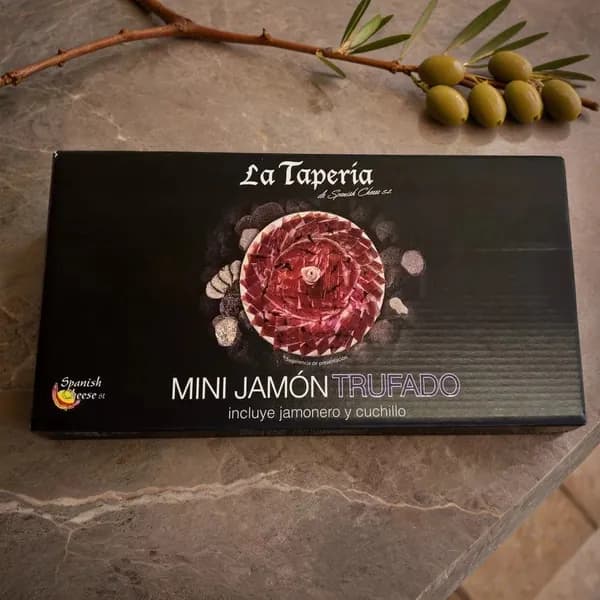 Подарочный набор Хамон серрано резерва с черным трюфелем La Taperia 950 гр с ножом и хамонерой