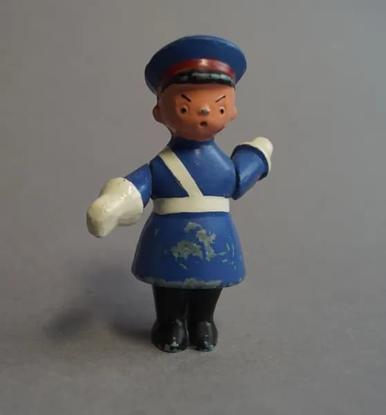 Винтажная игрушка "Регулировщик". Колкий пластик. СССР, 1960-1970 (Размер: 70х40х85)