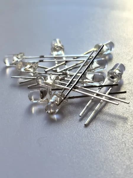 Индикаторный светодиод 3мм. желтый 590 нм. 2,5-2,8V 20mA 0.04Вт.