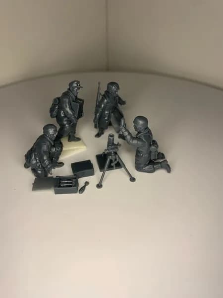 Набор пехоты Fallschirmj ger Mortar Team (Германские парашютисты, Вторая мировая война) масштаб 1/56 миномётный расчёт (3 фигурки + миномёт)