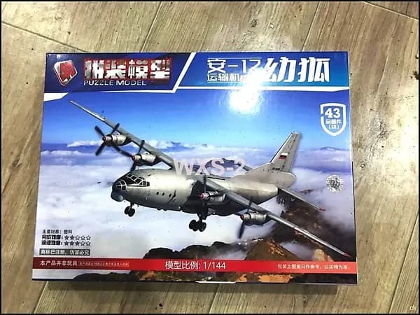 Сборная модель транспортного самолета Ан-12 1:144