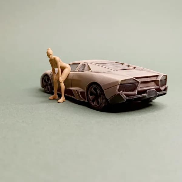 Спортсменка на отдыхе. Фигурка в масштабе 1/43.
