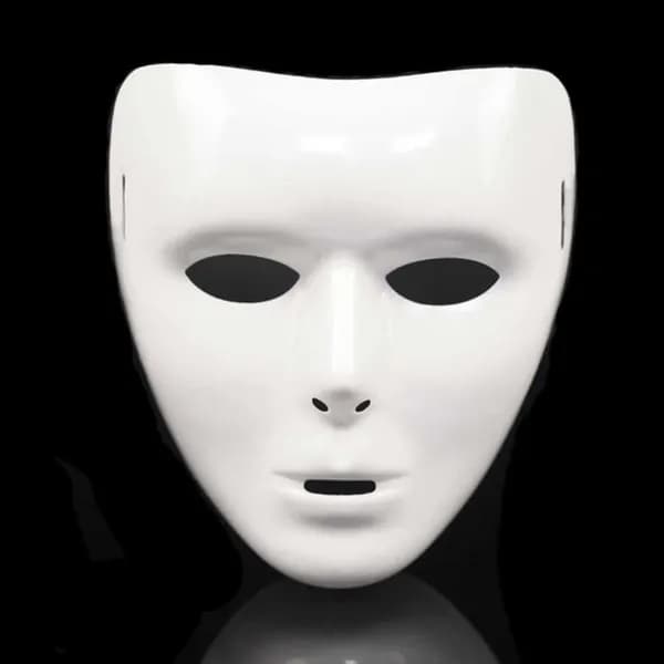 Белая маска-маска, подходящая для дружеских посиделок
