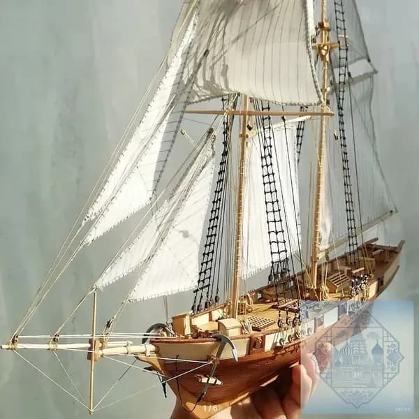 Деревянная собранная модель парусной лодки в эпоху мореплавания