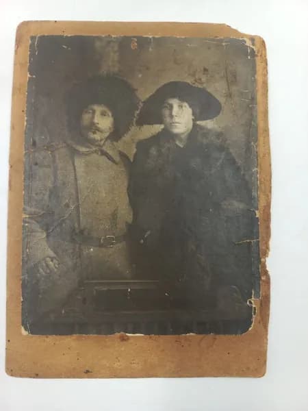 Фотография на паспарту пары. Мужчина в папахе. 1920е годы. Состояние плохое, подписи нет. 16х11,5 см