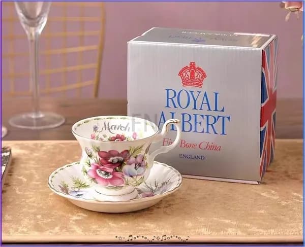 Чайная пара Royal Albert. Серия "Цветок месяца". Англия. Костяной фарфор. Клеймо 70-е гг. Серебряный лотос в марте