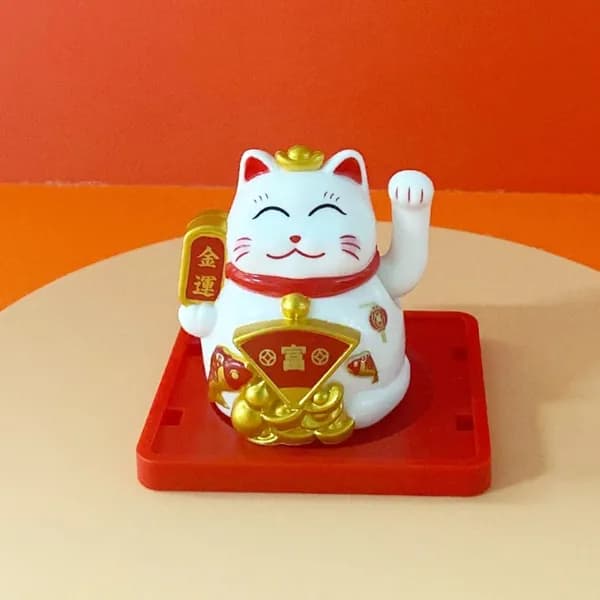 Солнечные фигурки счастливых кошек