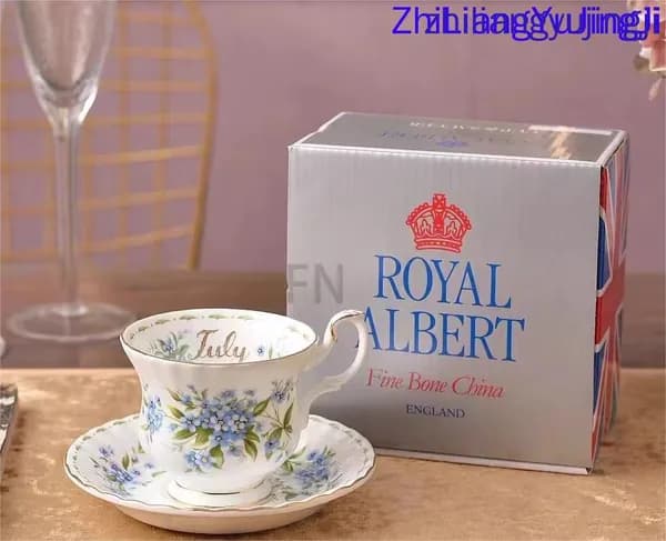 Чайная пара Royal Albert. Серия "Цветок месяца". Англия. Костяной фарфор. Клеймо 70-е гг. Незабудки в июле