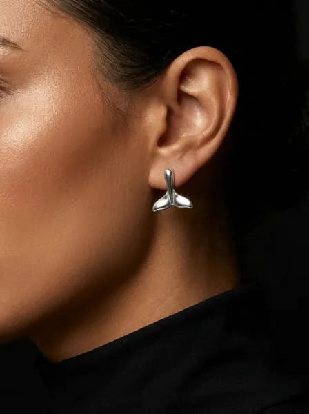 Серьги пусеты хвост кита, гвоздики серебро 925 пробы