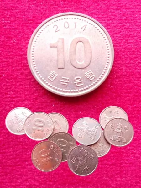 монета Южная Корея 10 вон . случайный год. современная.