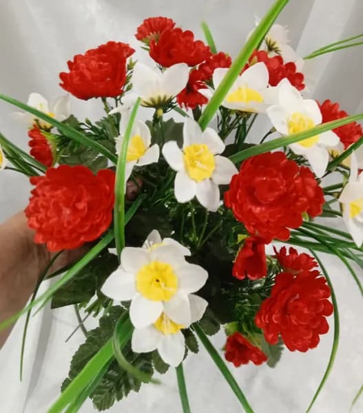 корзина полянка маленькая (25 25 25 см с ножками) из искусственных цветов нарциссов и мелкоцветных хризантем