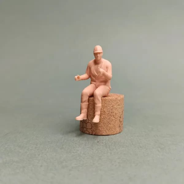Крановщик за работой. Фигурка в масштабе 1:43.