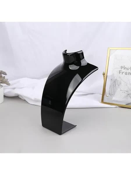 Подставка для портретной модели с кулоном