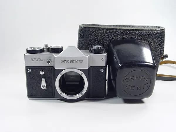 Фотоаппарат старинный Зенит-TTL ТТЛ. Черный низ - светлый верх. Хорошее состояние, СССР, 1981 г. Металл и пластик. Лот 8