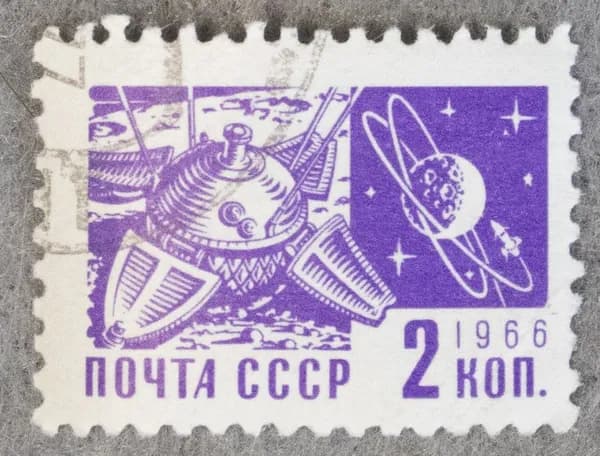 Почтовая марка "Советская АМС "Луна-9" на Луне". Стандартный выпуск. Номинал 2 коп. СССР. 1966 год. (Загорский 3329 Va)