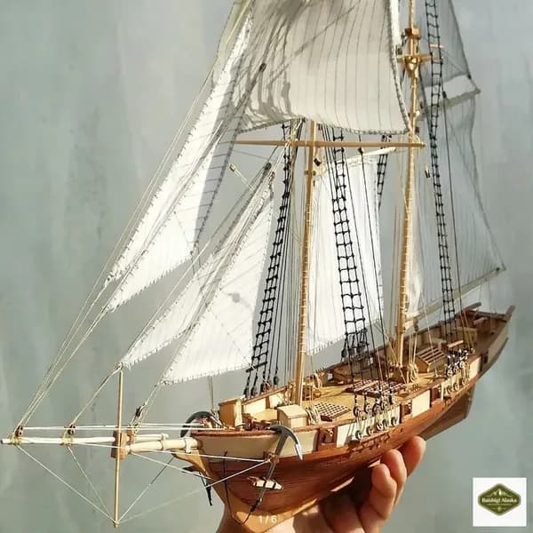 Деревянная собранная модель парусной лодки в эпоху мореплавания