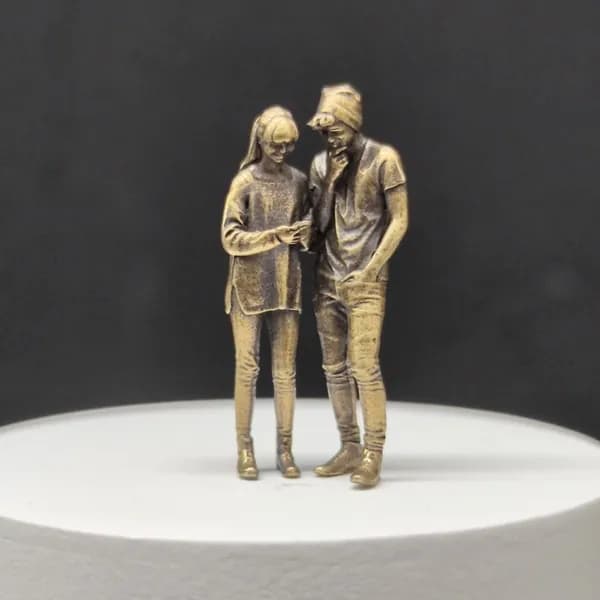 Миниатюрные фигурки пейзажа из латуни 1/64, модель автомобиля, современные фигурки пары, смотрящих на телефоны