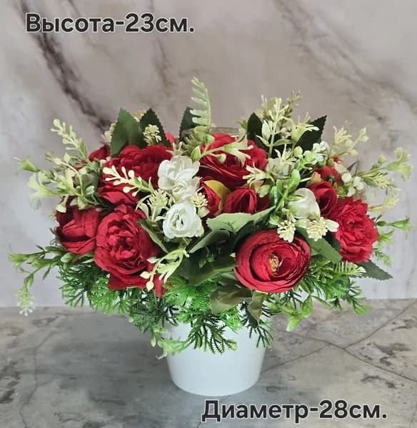 Траурная композиция с лампадой на кладбище.Ритуальная полянка с искусственными цветами .