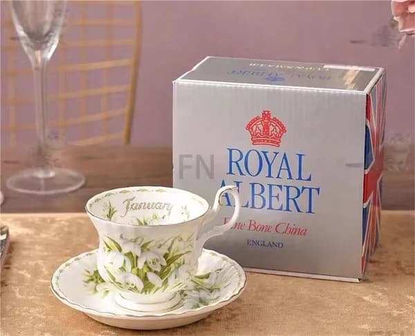 Чайная пара, костяной фарфор, винтаж, Англия, серия "Цветок месяца", подснежники