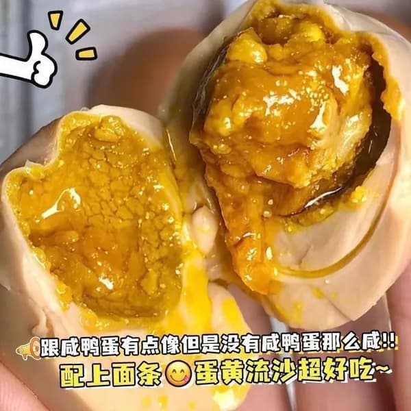 2 песчаных яйца с кунжутным соусом