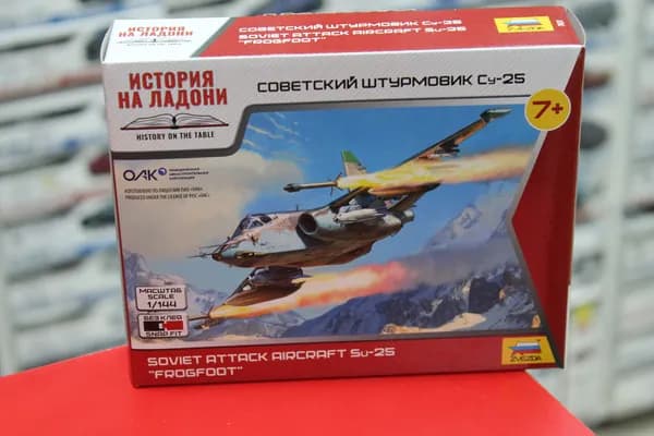 Сборная модель самолета 1:144 Звезда 7431 Советский штурмовик Су-25