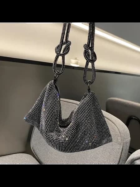 Серебристый клатч с ручкой через