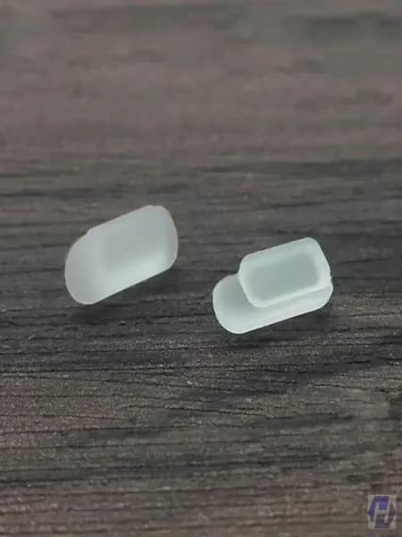 Качественный набор из 10 пар прозрачных силиконовых носоупоров, используемых для оптических оправ.