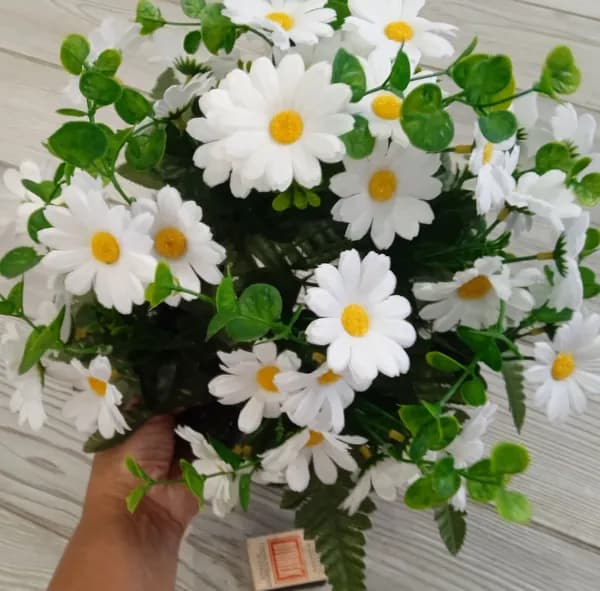 корзина полянка маленькая 25 25 25 см с ножками из искусственных цветов ромашки маленьких 3-6см в диаметре