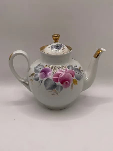 Чайник заварочный "Розы". Сысерть. СССР. Фарфор. Позолота. Ручная роспись. Высота: 13 см.
