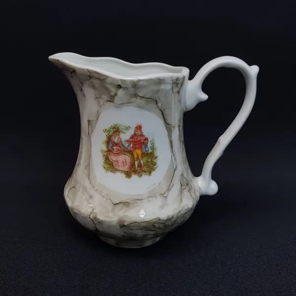 Винтажный молочник СССР. Фарфоровый сливочник с мраморным декором и жанровой сценой