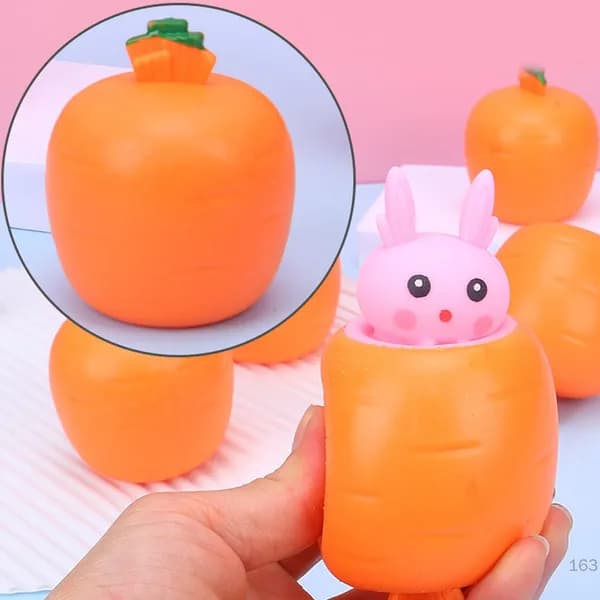 Игрушка-антистресс сжимаемая в виде кролика с морковкой