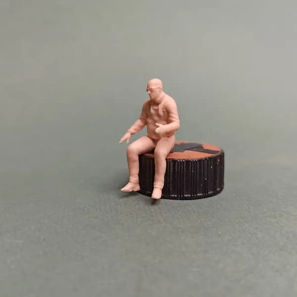 Водитель грузовика за рулём. Фигурка в масштабе 1:43.