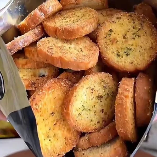 Закуски к завтраку, гренки с чесноком из багета, сухарь печенье, несладкий снек-ассорти